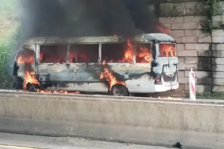 Bus Fire on Pan-American Highway Forces 17 Athletes to Evacuate in Colón fire bus with athletes