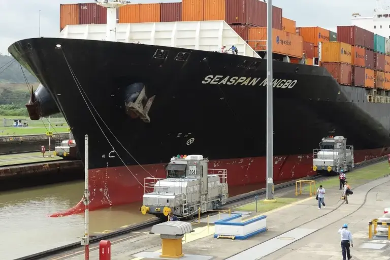 Tow container ship panama