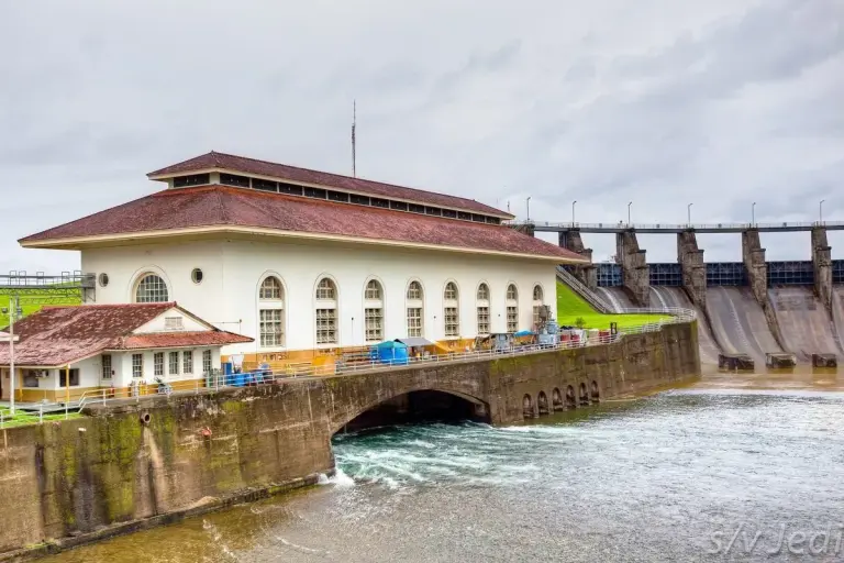 1620px Gatun dam power generating station