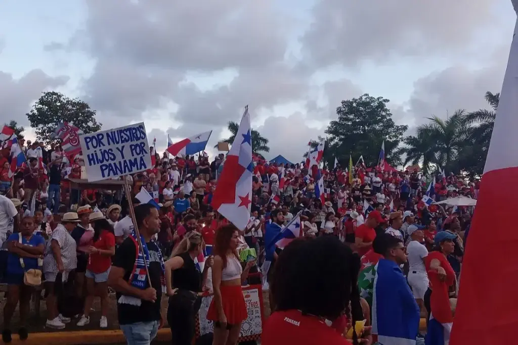 1920px Protestas en Panamá contra El Contrato Minero. Manifestantes en la Cinta Costera
