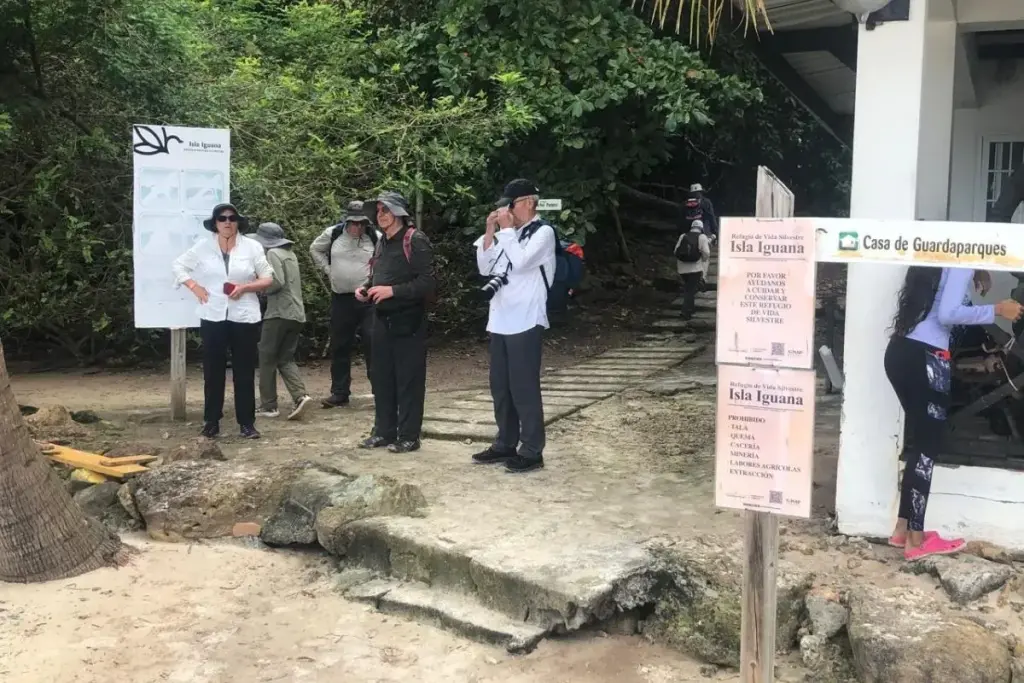 tourists isla iguana