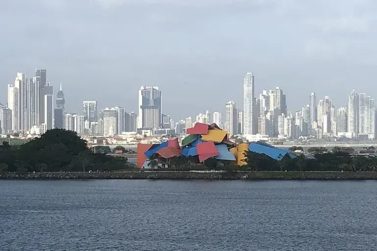960px Frank Gehry’s Biomuseum viewed from aboard ship close to the south end of the Panama Canal