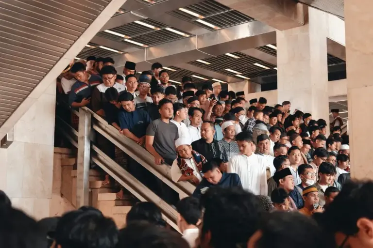 Crowd immigration address update