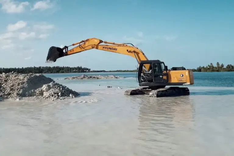 Panama Races to Fix Rivers Before Dry Season Hits digger