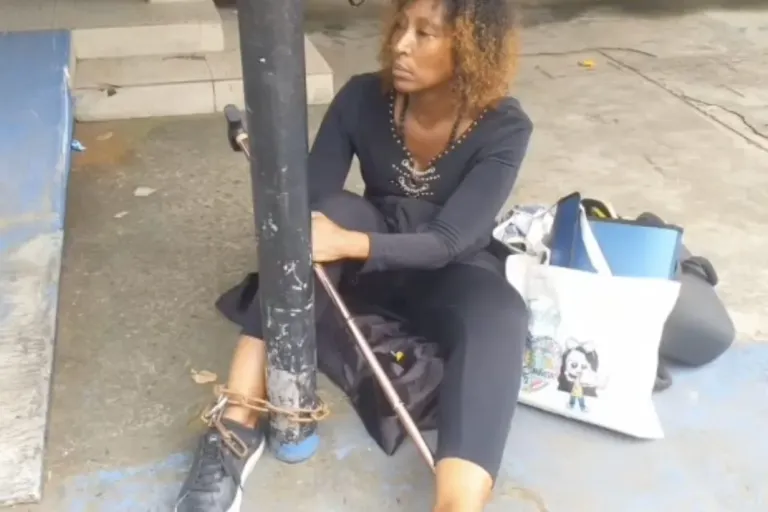 Panama Teacher Chains Herself at Education Ministry Demanding Investigation docente Iris Kwiers