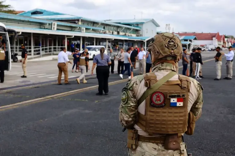 Panama Deports 21 Nicaraguan Nationals for Immigration Violations aeronavalpanama 21 nicaraguans deported