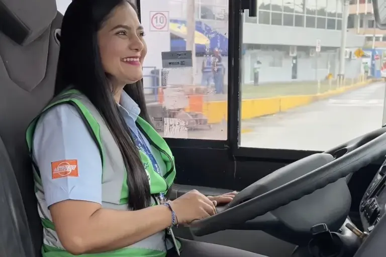 woman female driver bus mibus