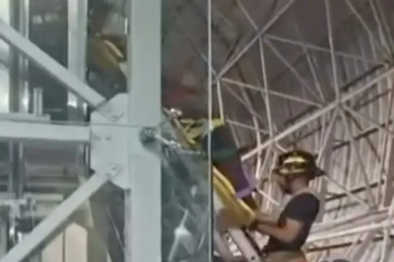 woman trapped in metro elevator