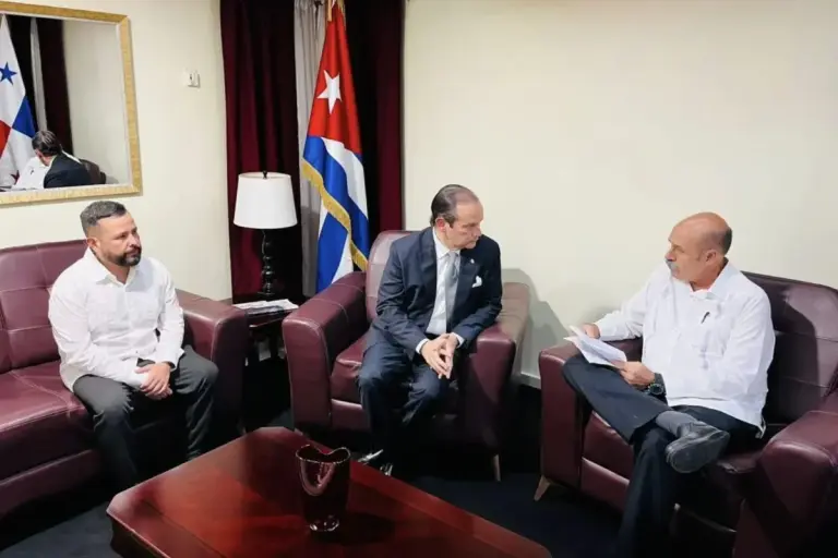 Panama Foreign Minister Visits 10 Detained Citizens in Cuba minister aracha visiting cubans