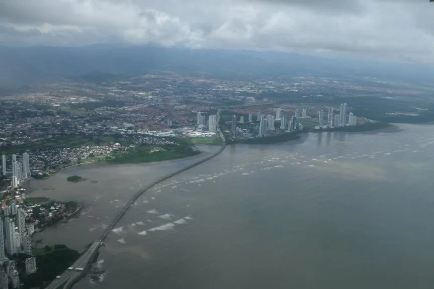 Panamá(Corredor Sur, Panamá Viejo al fondo)