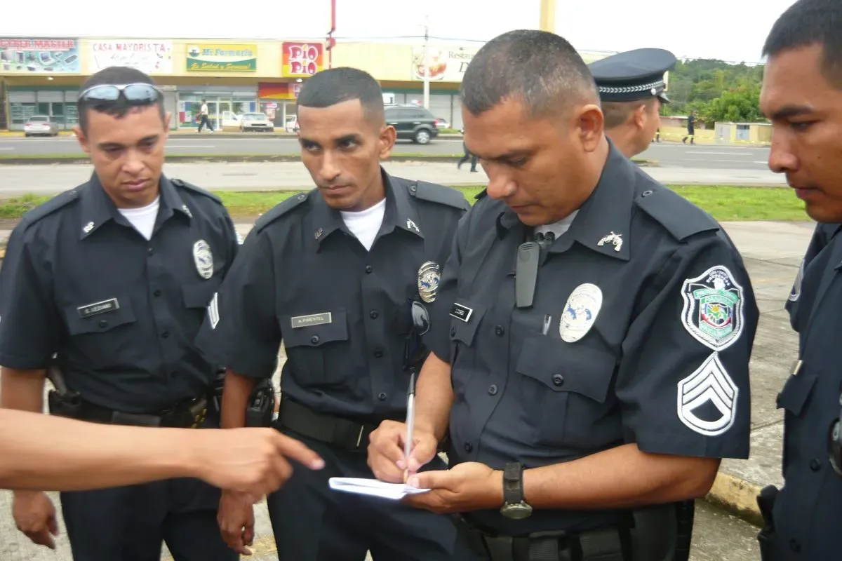 Policía Nacional de Panamá national police Sgto junto al grupo
