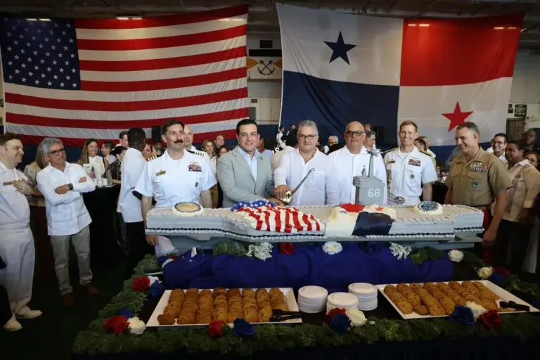 southcom usnavy Embajador Kevin Marino Cabrera 1