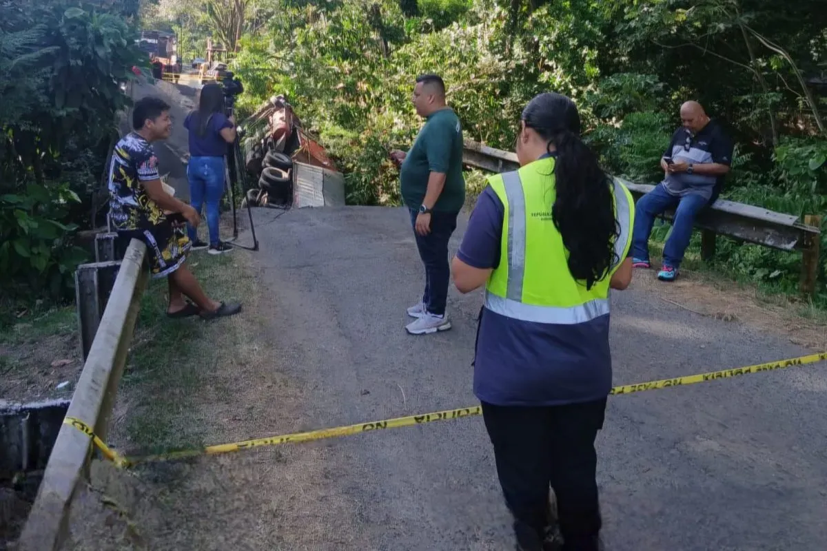 truck and bridge collapse with corn spill investigation officers