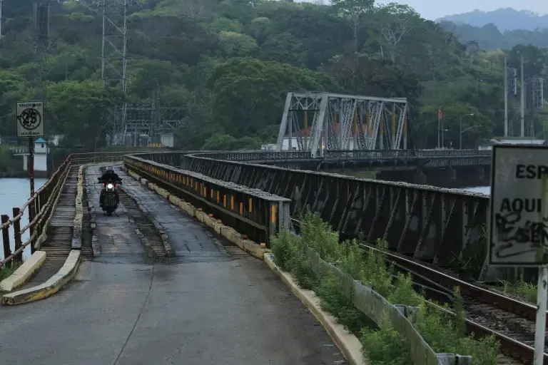 3840px Road and rail bridge at Gamboa, Panama (17549695166)