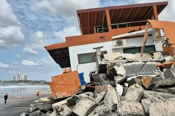 Panama Beachfront Rental Collapses Amid Strong Waves Collapsed house by waves nueva gorgona punta chame