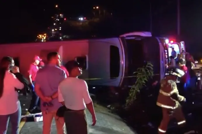 Tragic Bus Overturn in Coclé Province Claims One Life and Injures 44 bus overturned cocle