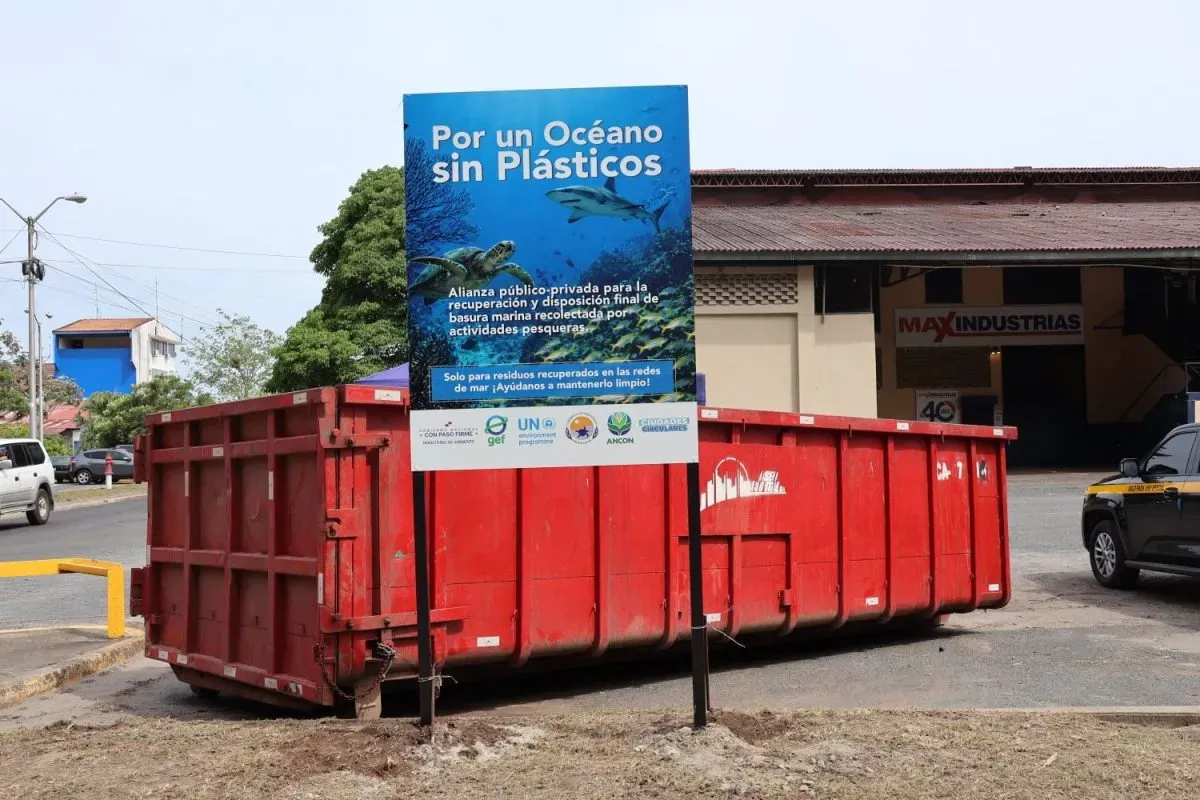 container with plastic free ocean sign in front by MiAmbiente