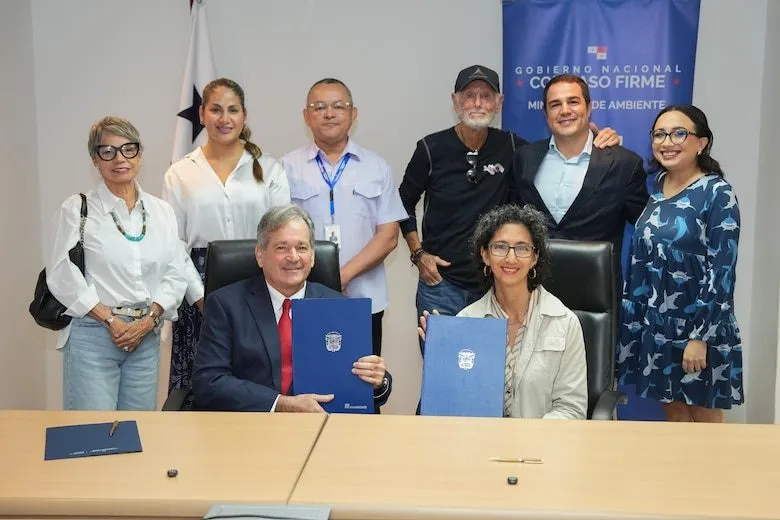 Memorandum Signature Between MiAmbiente and Foundation Charles Darwin