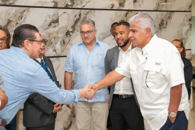 President Mulino congratulates doctors who performed the first craniotomy for a brain tumor at the Manuel Amador Guerrero Hospital in Colón by Presidencia Gob PA