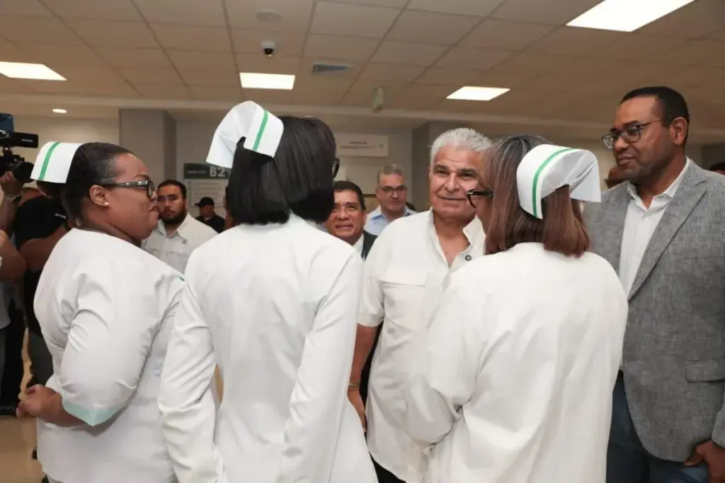 President Mulino congratulates doctors who performed the first craniotomy for a brain tumor at the Manuel Amador Guerrero Hospital in Colón by Presidencia Gob PA