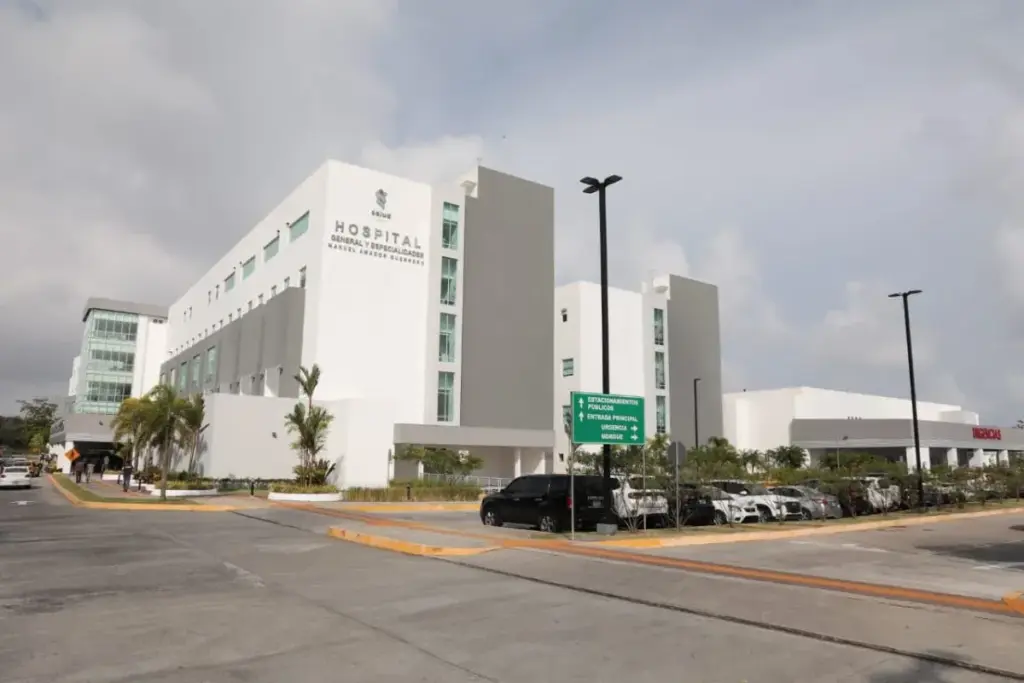 President Mulino congratulates doctors who performed the first craniotomy for a brain tumor at the Manuel Amador Guerrero Hospital in Colón 3