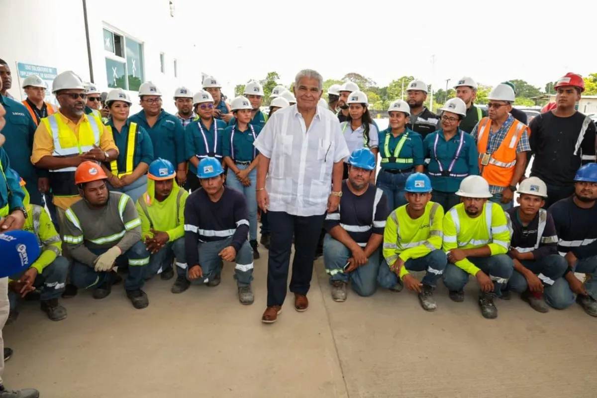 President Mulino tours the construction site of the new hospital in Meteti