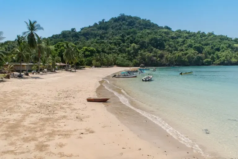 3840px Insel Coiba Strand (26217644893)