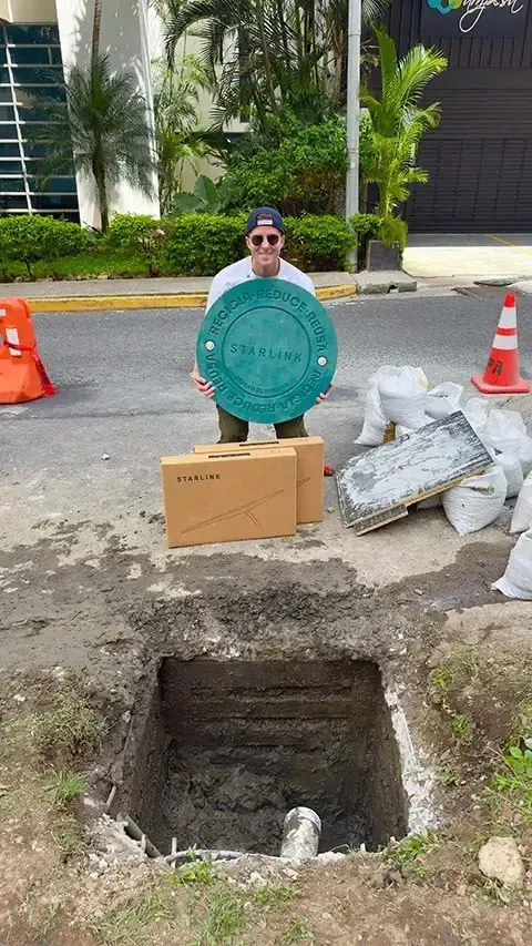 mayor of panama city Mayer Mizrachi installing recicled canalisation covers