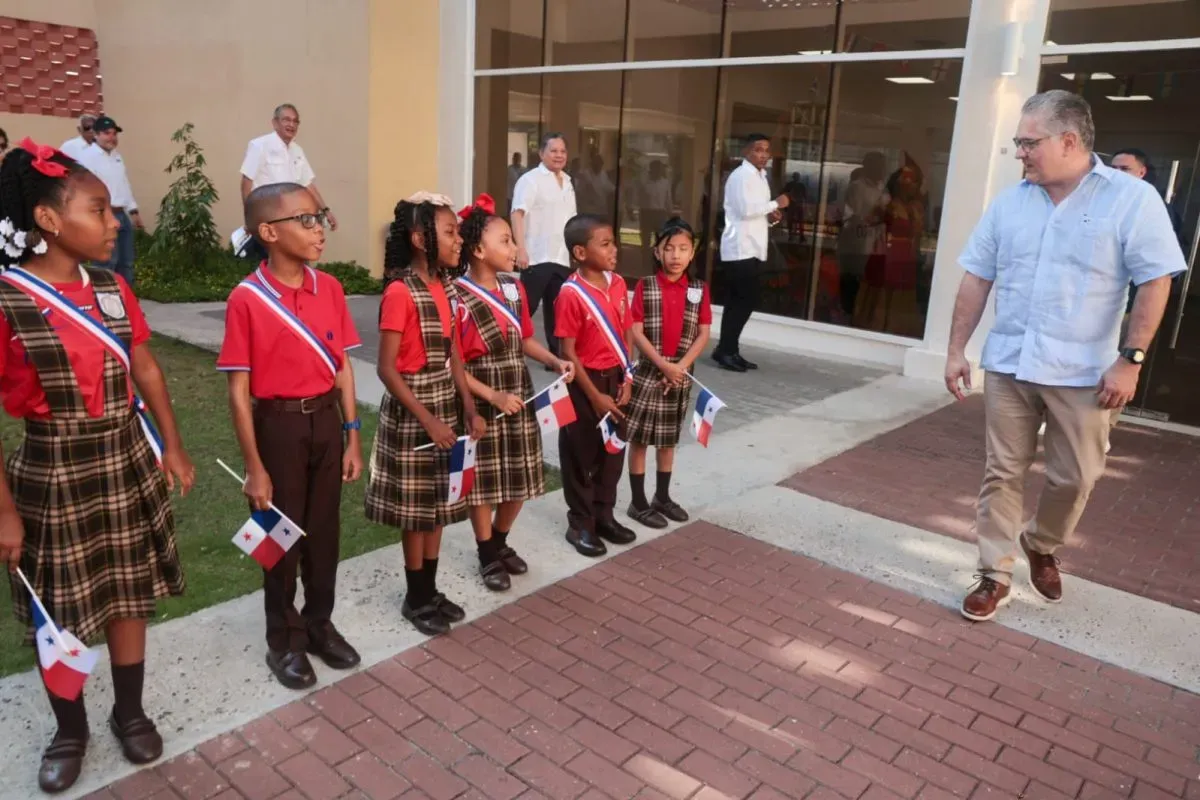 Minister Orillac delivers 600 apartaments in Colon by presidencia