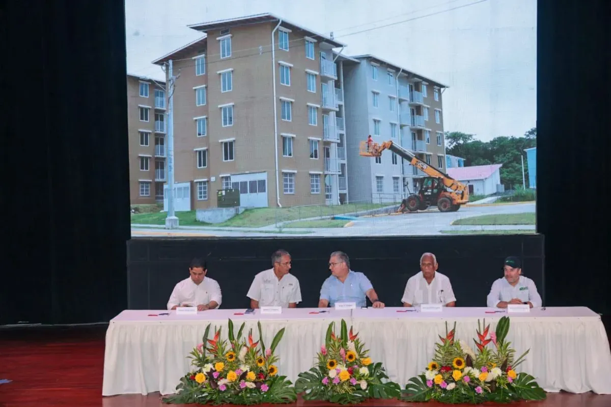 Minister Orillac hands over 600 apartaments in Colon and 37 titles by presidencia