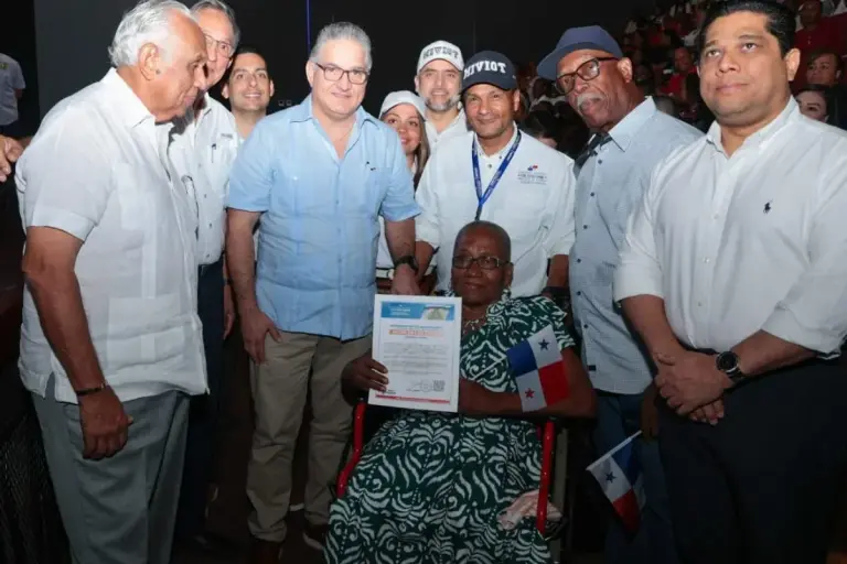 Minister Orillac hands over 600 apartaments in Colon by presidencia