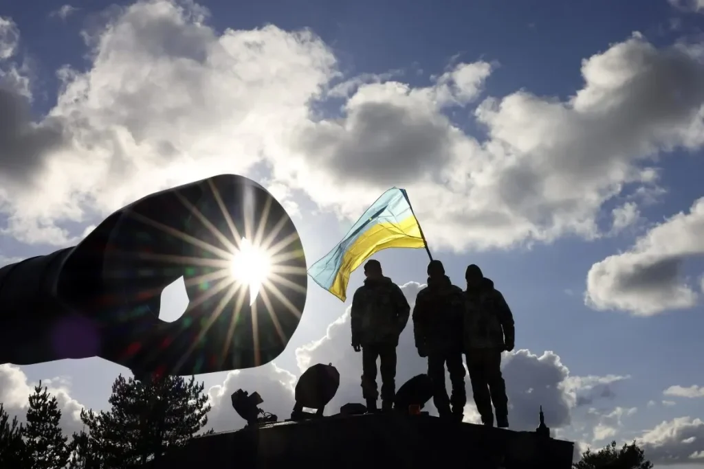 3840px Ukrainian personnel standing atop a Challenger 2 tank