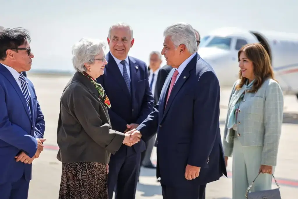 Arrival in Mexico by Panama President