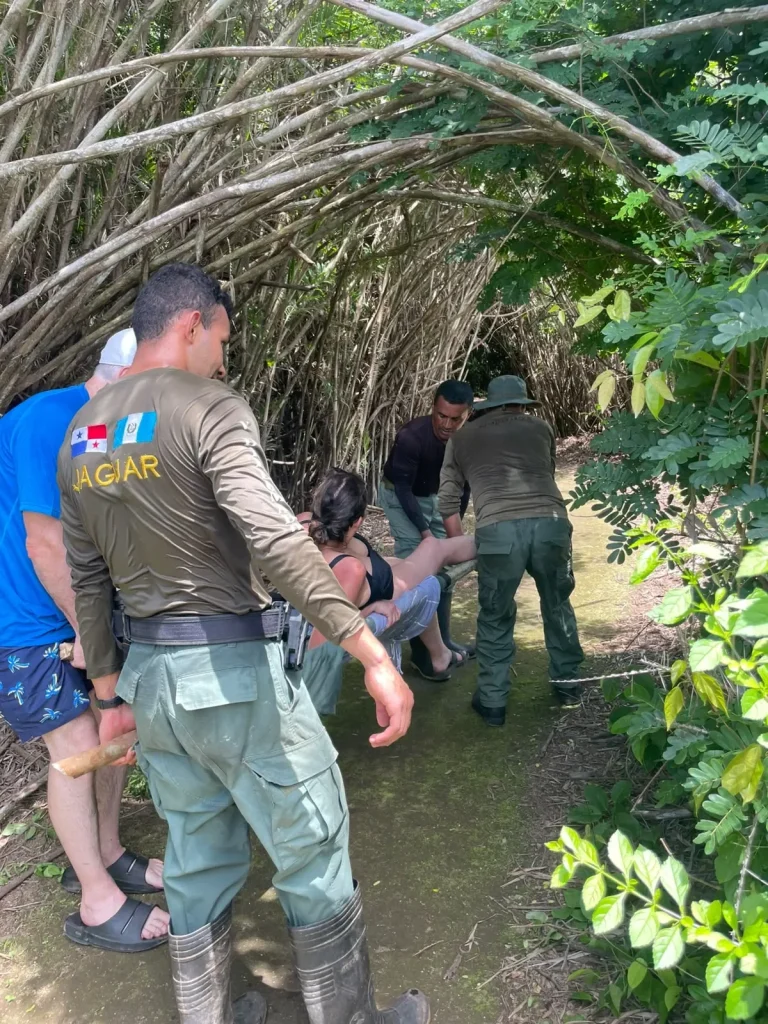 Environmental police assist tourist on Iguana Island by policia