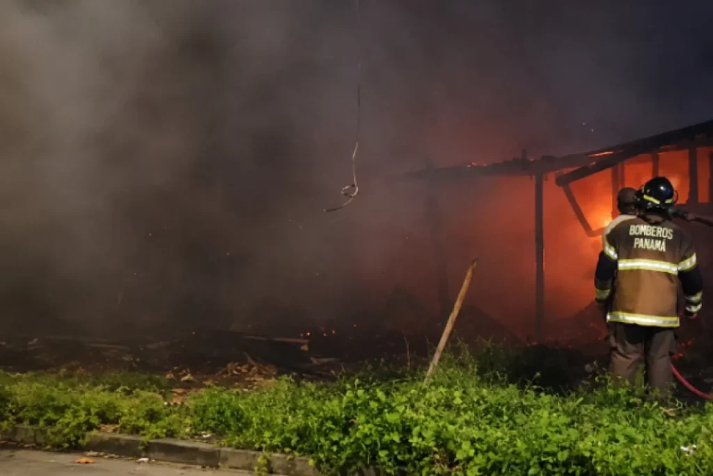 Firefighters control fire that affected three homes in the province of Colón Credit Bomberos Gob PA