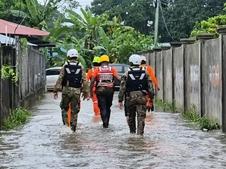 flooding in bocas del toro rescue team