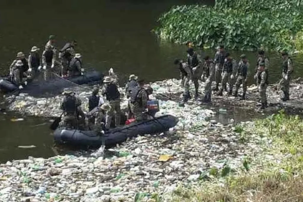 Garbage on the lake of the andes in 2022