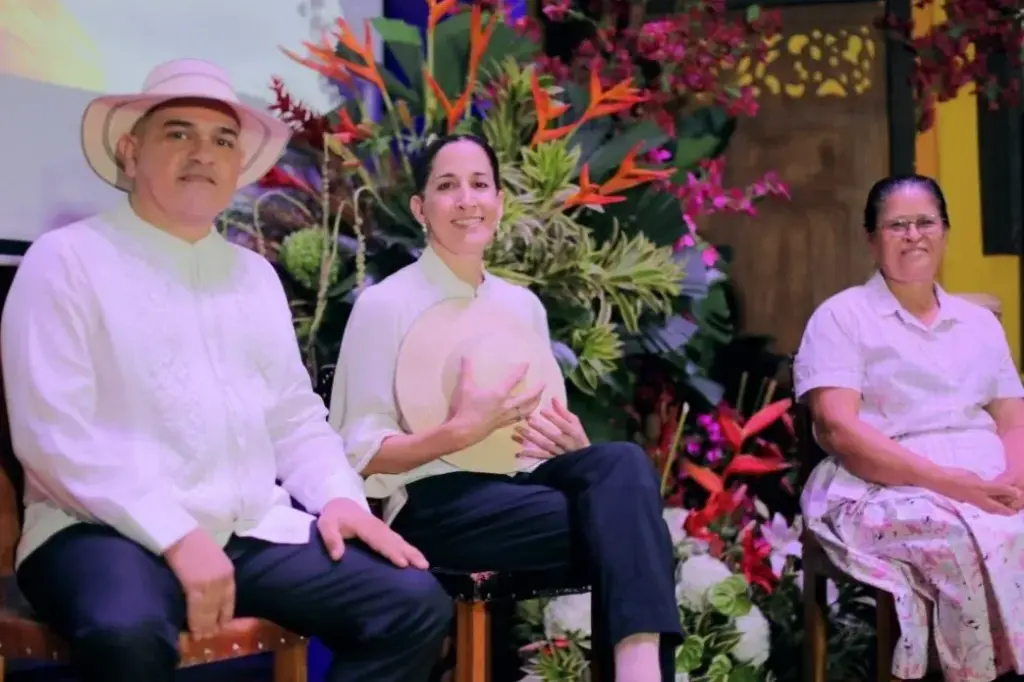 Gloria Lina Hernandez with artesans on each side Master Artisan 2025 by MiCultura