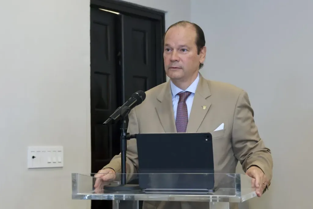 Javier Martínez Acha Vásquez