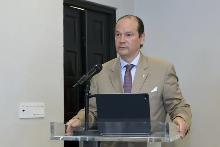 Javier Martínez Acha Vásquez