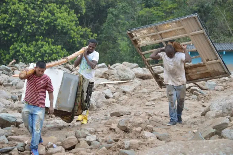 Landslide Forces Evacuations in Panama Colón as Tropical Wave 24 Hits landslide