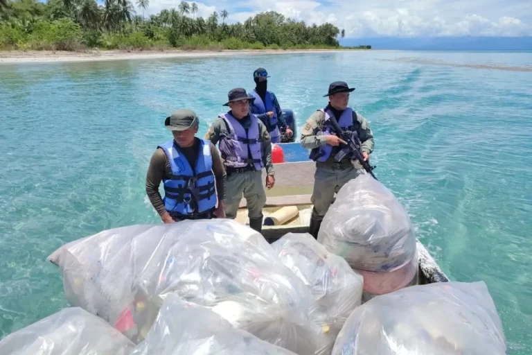 MiAMBIENTE collects 500 pounds of plastic waste during a cleanup day on Isla Escudo de Veraguas Degó