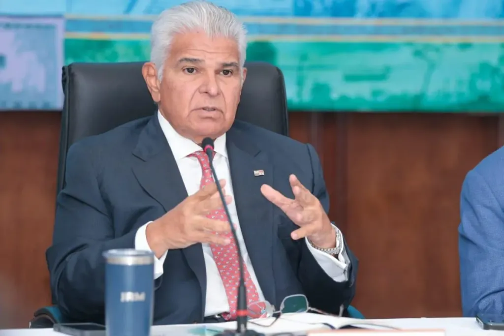 president mulino leading meeting by presidencia