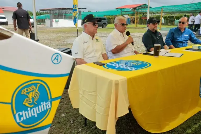 President Mulino tours Chiquita s operations reactivating banana exports from Bocas del Toro 2