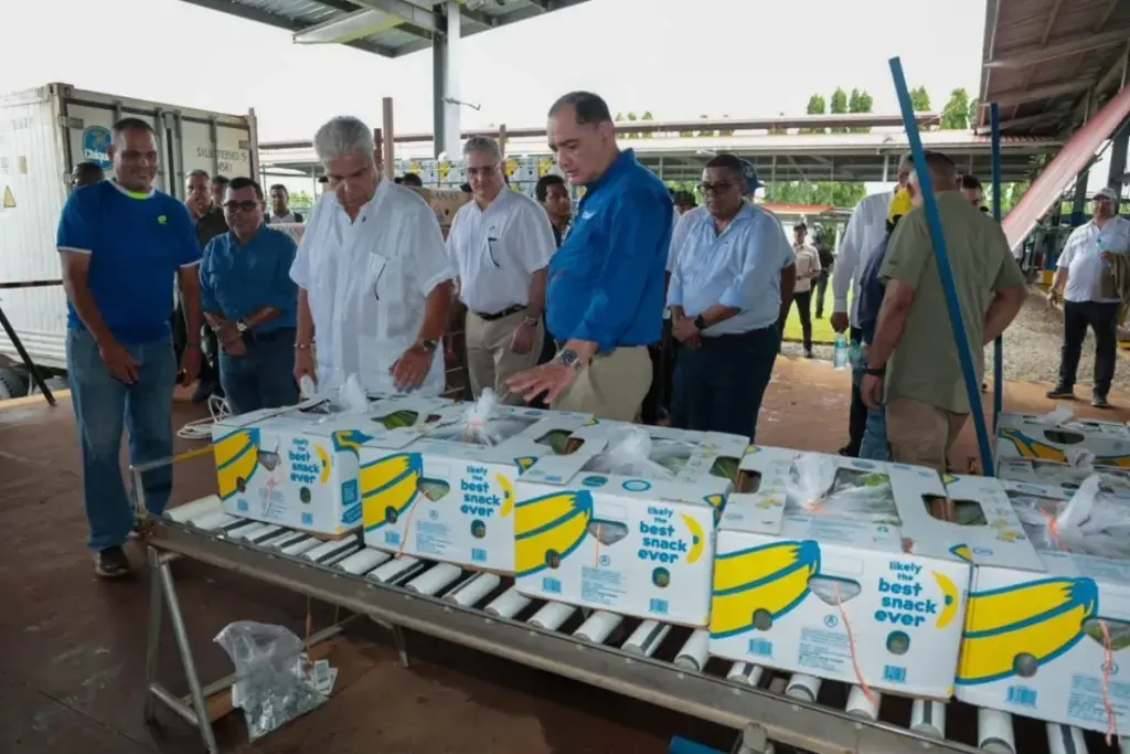 President Mulino tours Chiquita s operations reactivating banana exports from Bocas del Toro 2
