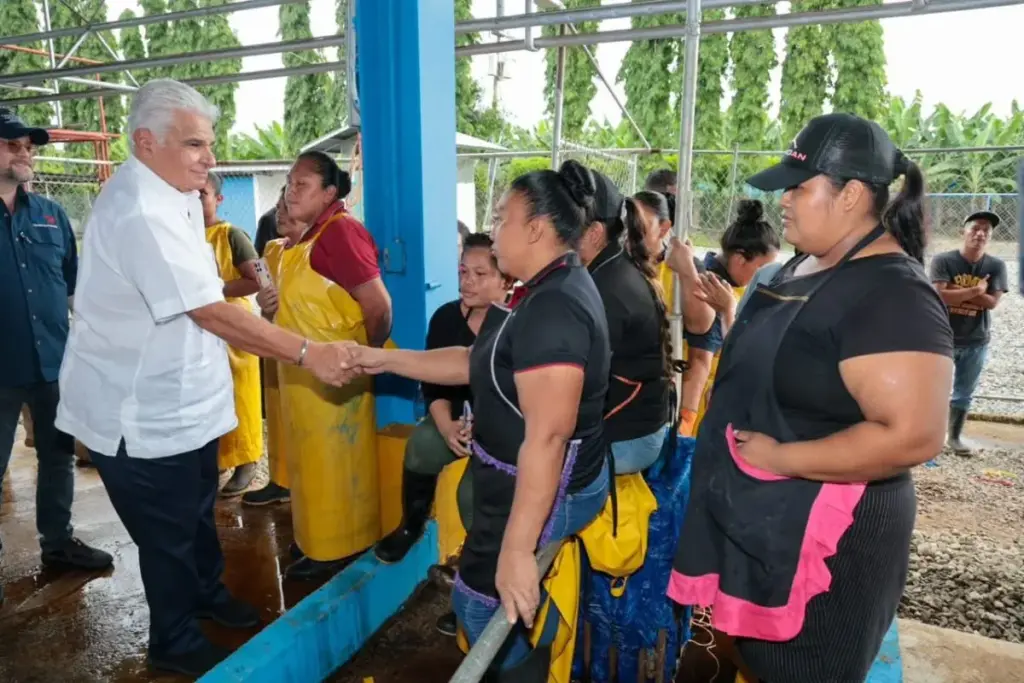 President Mulino tours Chiquita s operations reactivating banana exports from Bocas del Toro 3