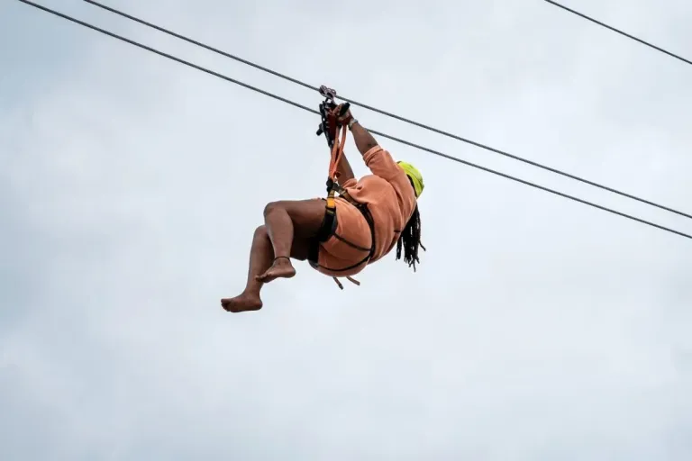 tourist stuck on zipline in panama city
