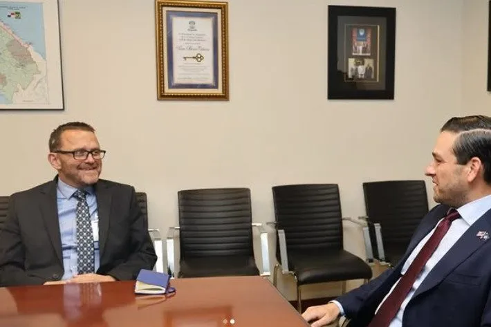 US Ambassador Cabrera and Samuel Parker by @usembpan