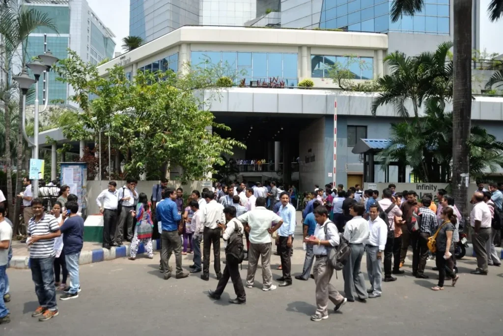 Earth Quake Evacuation By Biswarup Ganguly, CC BY 3.0, https://commons.wikimedia.org/w/index.php?curid=40157606