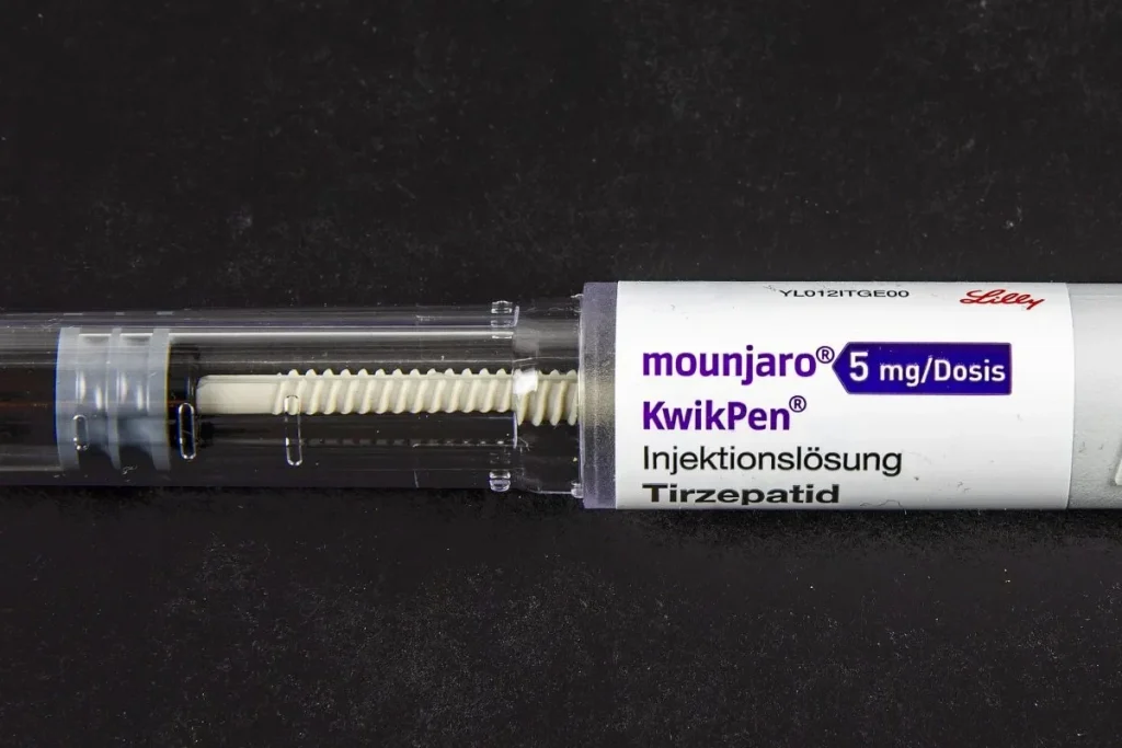 Lilly mounjaro KwikPen Tirzepatid 5 mg per dose rate By © Raimond Spekking / CC BY-SA 4.0 (via Wikimedia Commons), CC BY-SA 4.0, https://commons.wikimedia.org/w/index.php?curid=158098734 - fake diabetes drug lot mounjaro